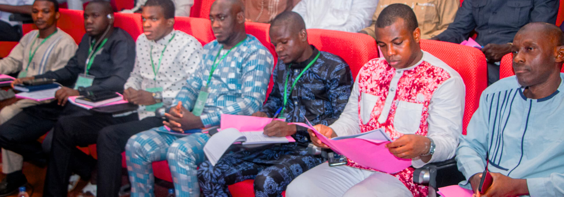 Photo des jeunes musulmans dans un amphithéatre ecoutant une conference islamique Photo des jeunes musulmans dans un amphithéatre ecoutant une conference islamique